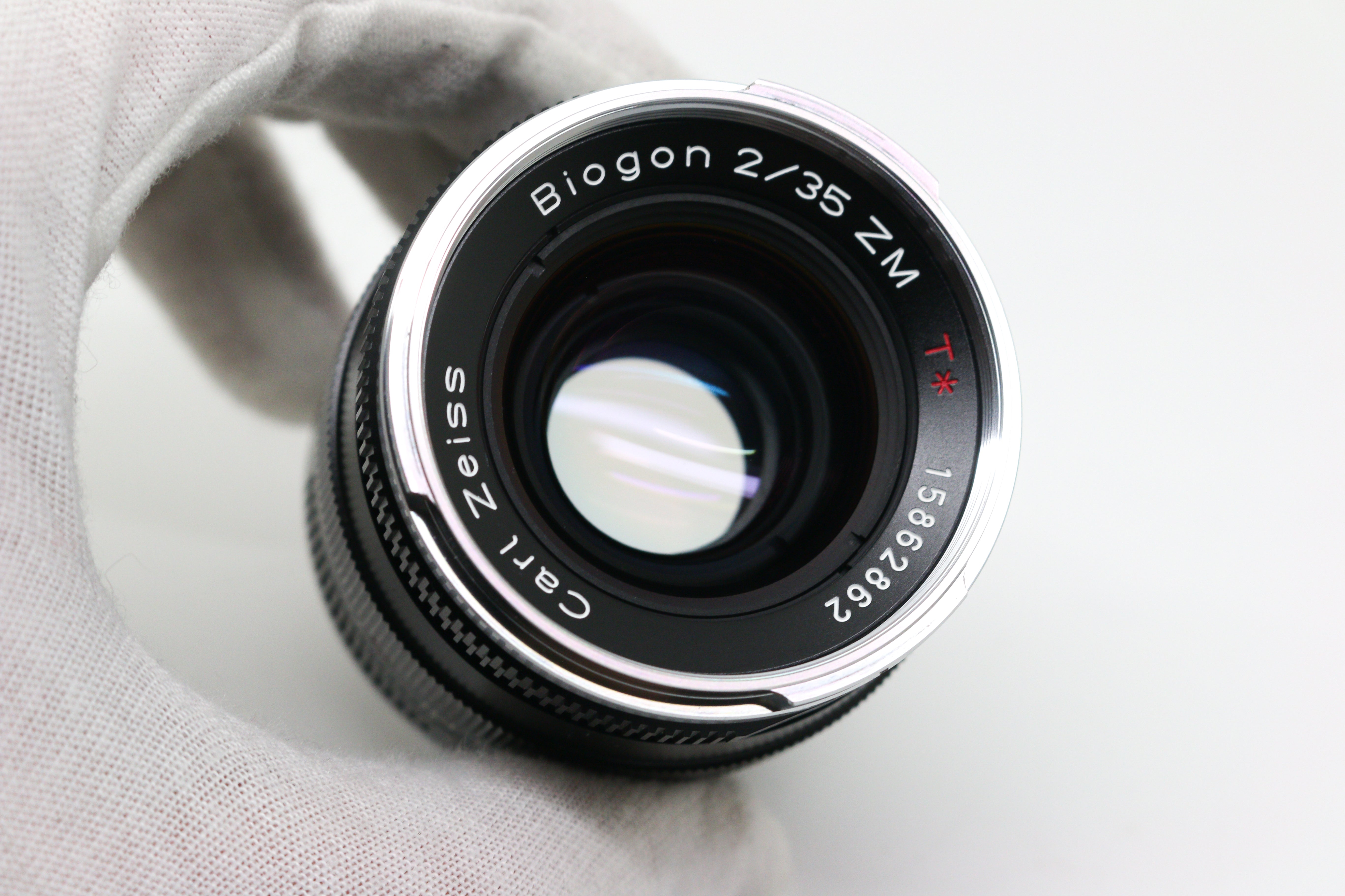 Carl Zeiss Biogon T* 35mm F/2 ZM Lens w/ Genuine Zeiss Lens Hood